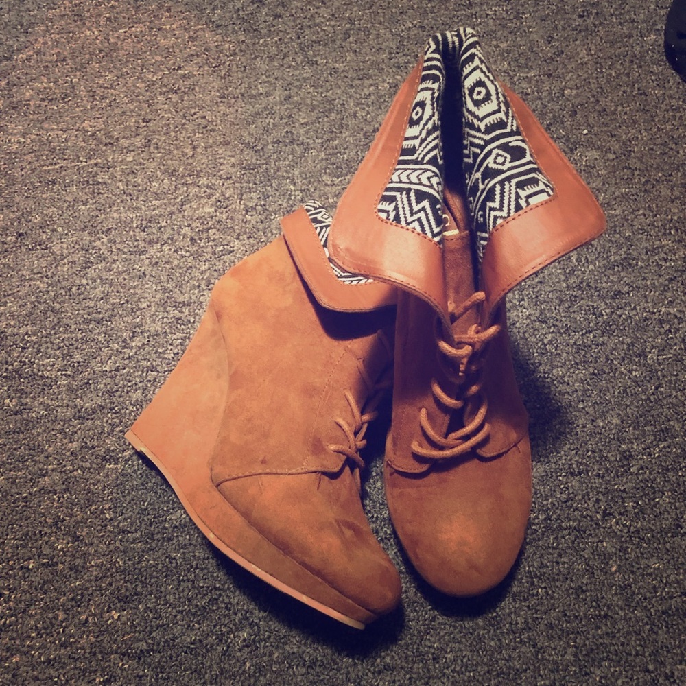 NWOT Shi Brown Suede Wedges